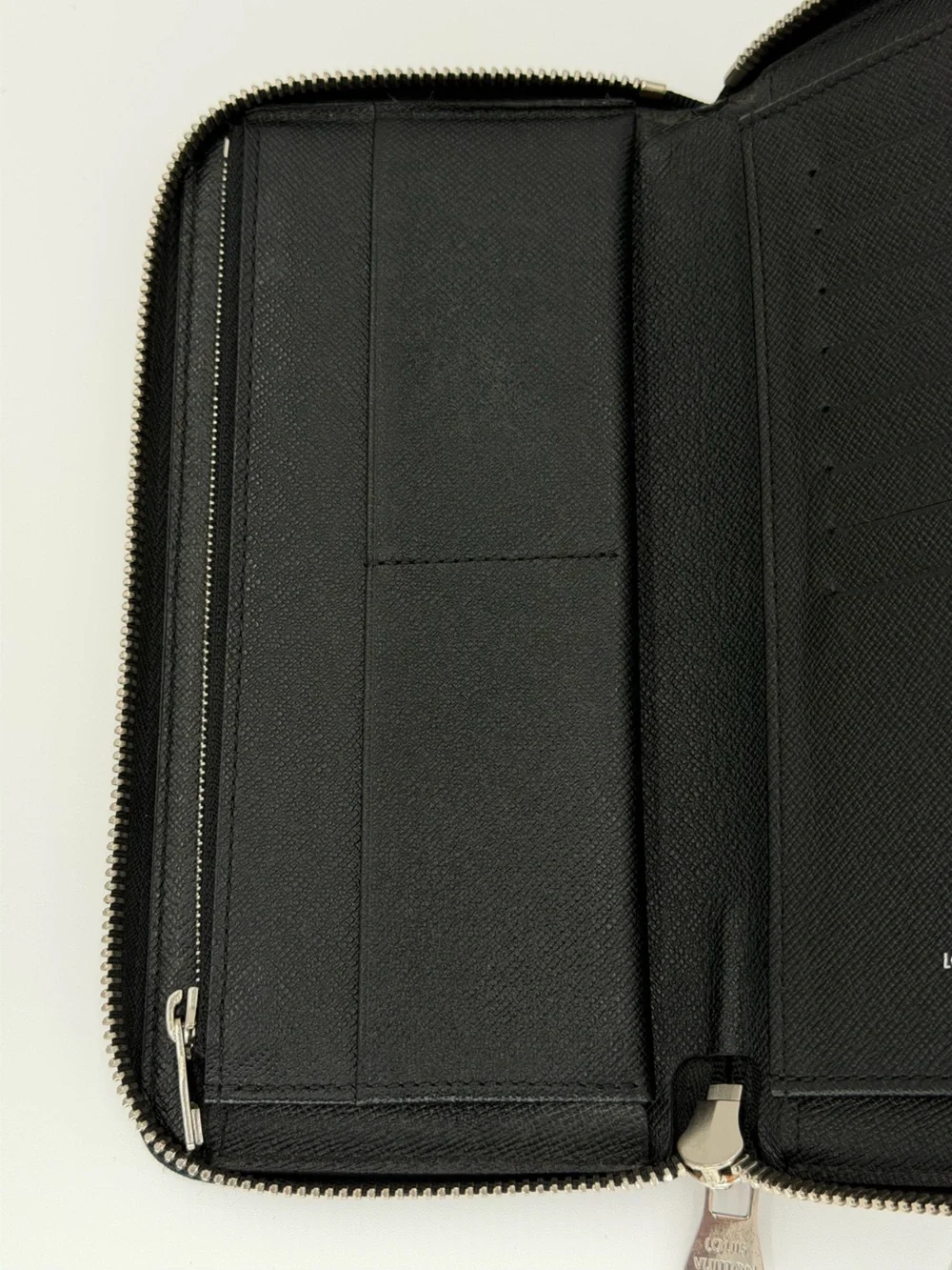 Unisex Louis Vuitton Damier Graphite Zip-Around Wallet in Excellent Condition!🩶 - Picture 4 of 16